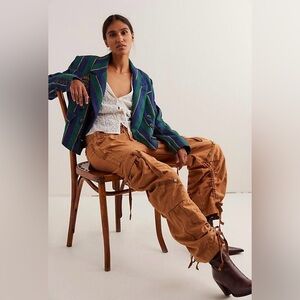 NWT FREE PEOPLE Everglades Utility Barrel Cinch Pants In Brown Sugar SZ:…